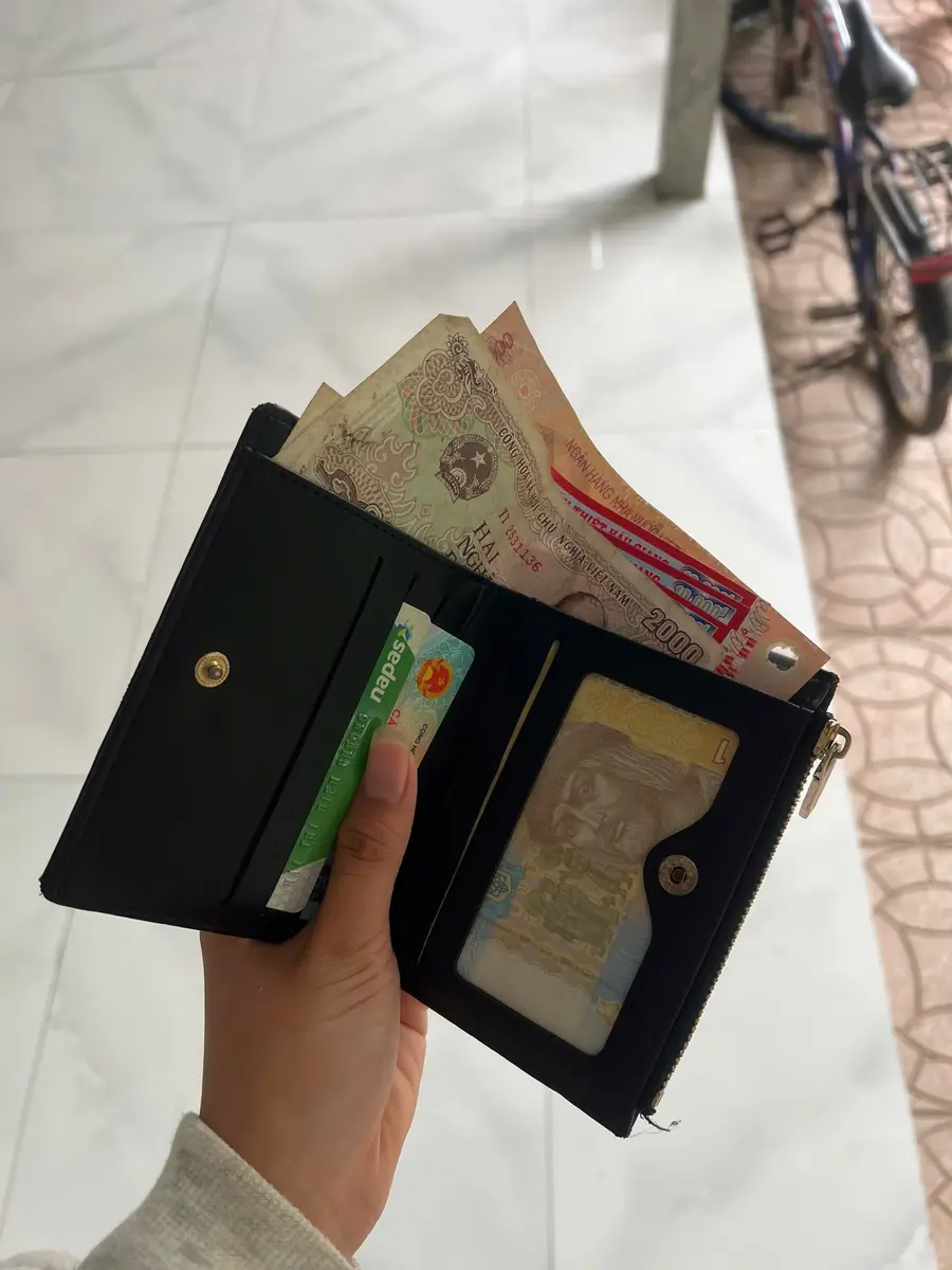 E có lm rơi cái bóp đen ở Cần Thơ, trong bóp có tiền mặt tầm 100 mấy, có CCCD, giấy tờ xe, và có 1 tờ tiền nc ngoài. tên Diễm phương. Ai có nhặc được em xin lại và hậu tạ ạ