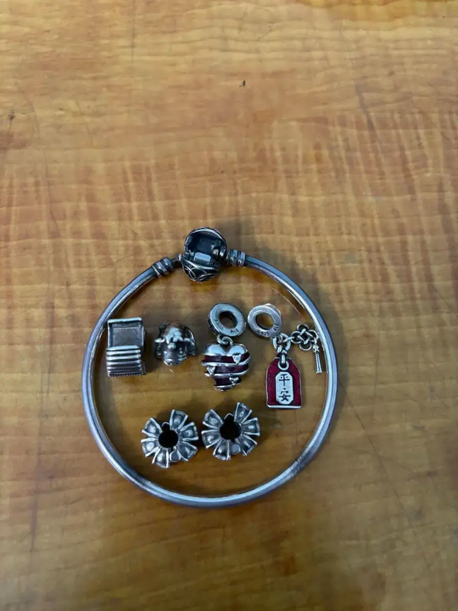 Tìm chuộc vòng pandora( như ảnh) rơi ở Hà Nội