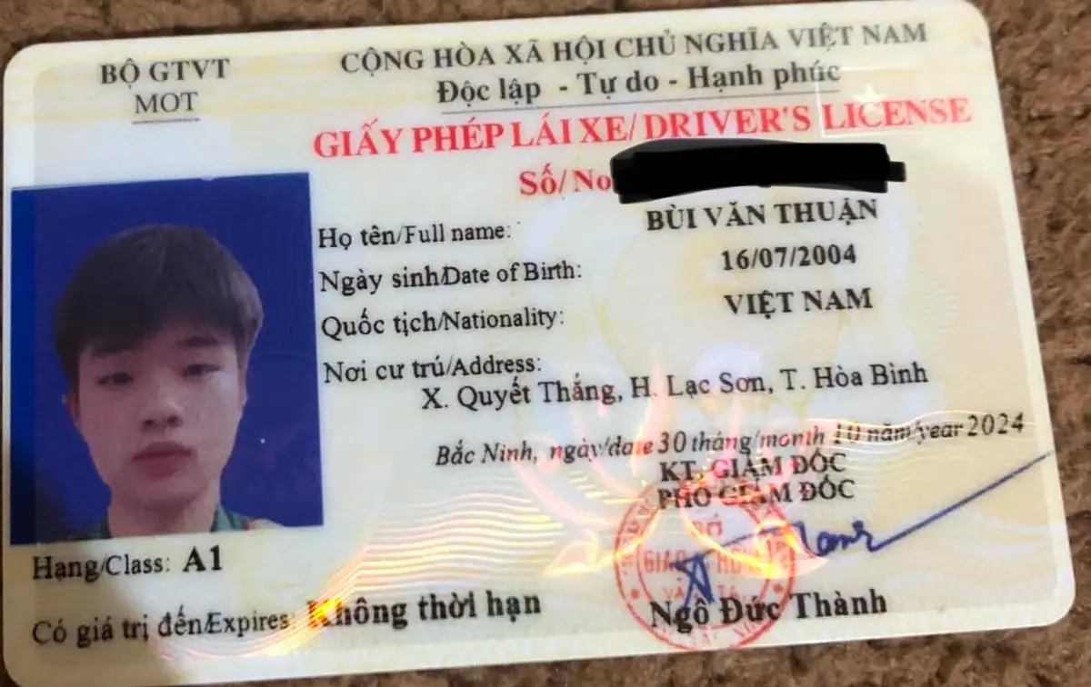Tìm đồ thất lạc:ví màu xanh có sọc trắng ở giữa giấy tờ cccd tên :Bùi Văn Thuận sn:16/07/2004