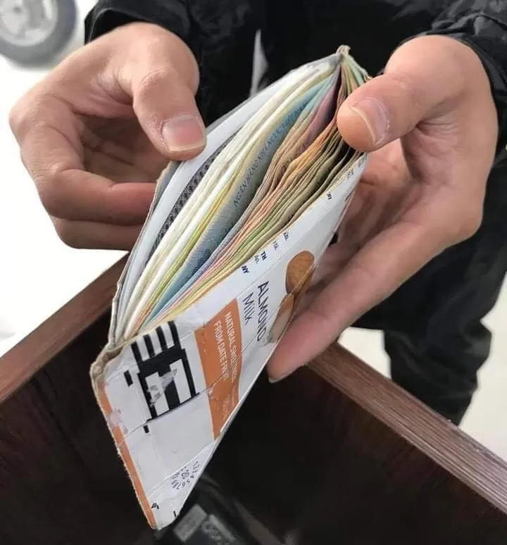 Nhặt được tiền,tài sản đánh rơi phải làm gì? Trả lại bằng cách nào?